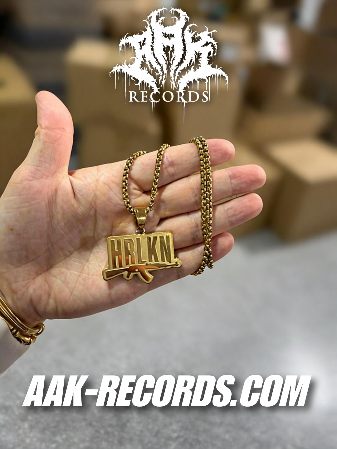 HARLEKIN 'HRLKN AK' GOLDEN HANGER + CHAIN